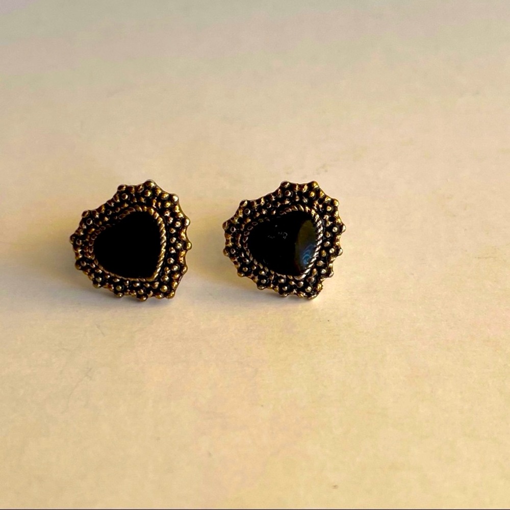 NWOT Lulu’s Black Heart Stud Earrings.
